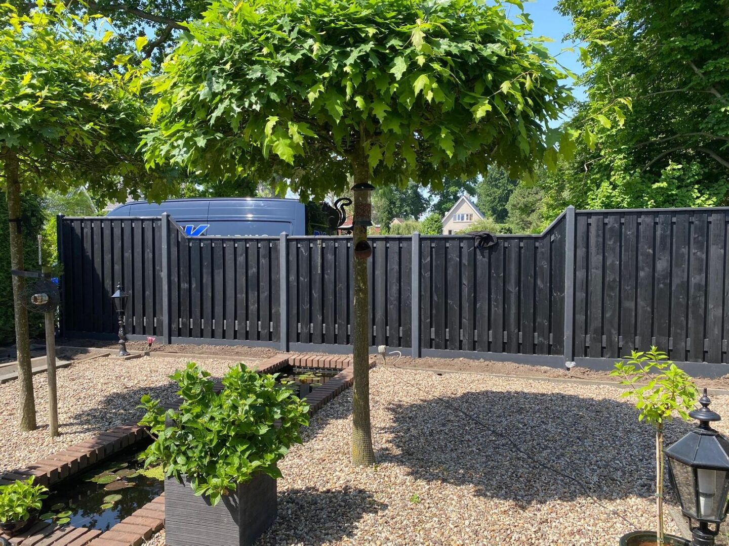 Zwarte tuinschermen-21-planks-glad antraciet beton