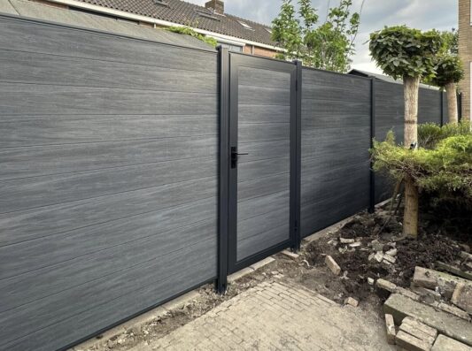 Geborsteld Zwart Met Poort